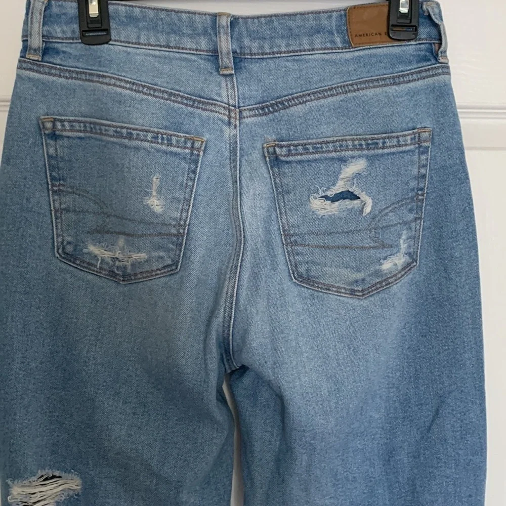 American Eagle "Mom Jean" Blue Jeans Size 4 Long #410 - Picture 4 of 12